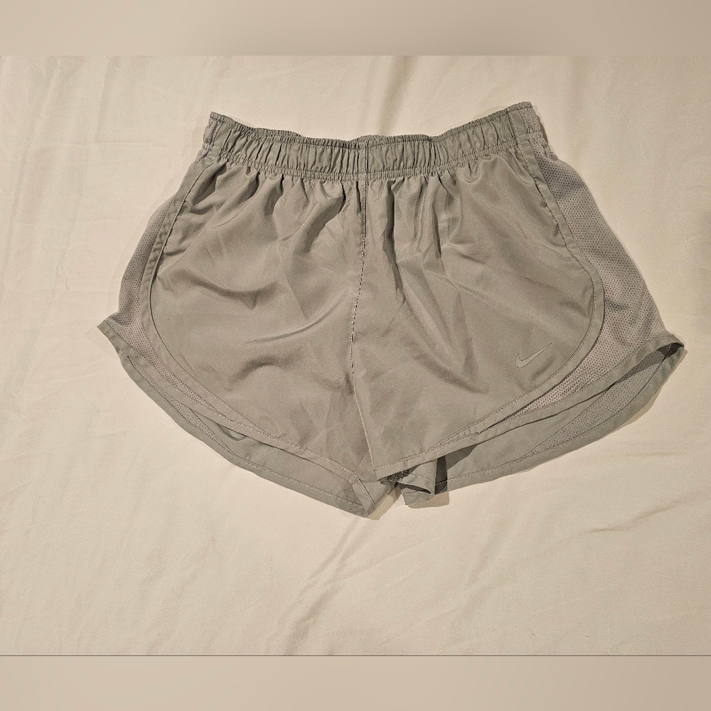 Nike Women's Lined Athletic Shorts in Gray Size M